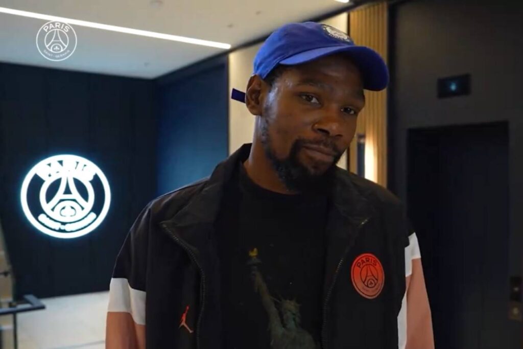 Kevin Durant em visita ao CT do PSG. Foto: Reprodução/X