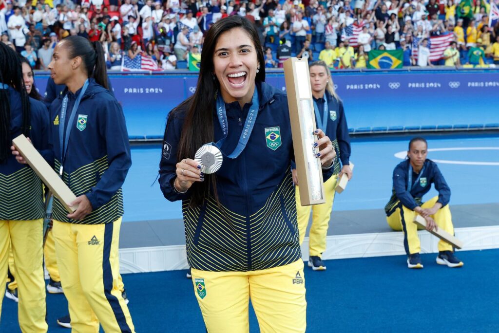 Antonia com a medalha em Paris