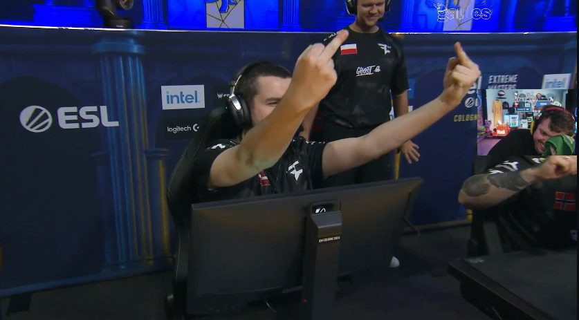 IEM Cologne: broky dá o dedo do meio durante partida