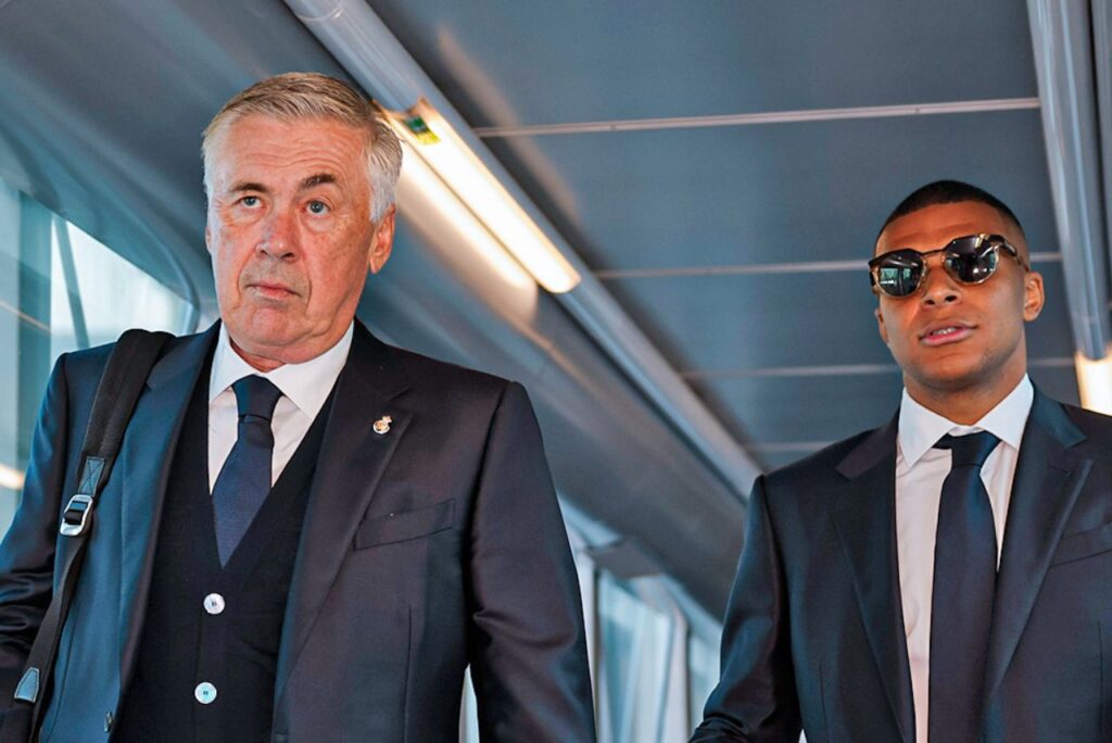 Ancelotti ao lado de Mbappé