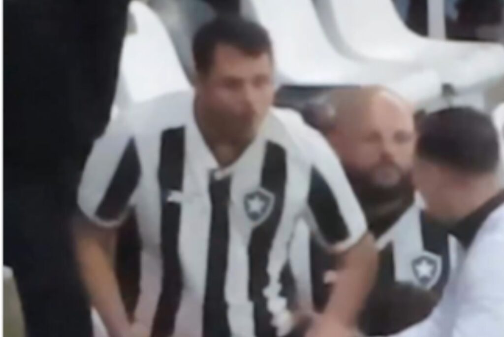 Torcedor do Botafogo fazendo gestos racistas