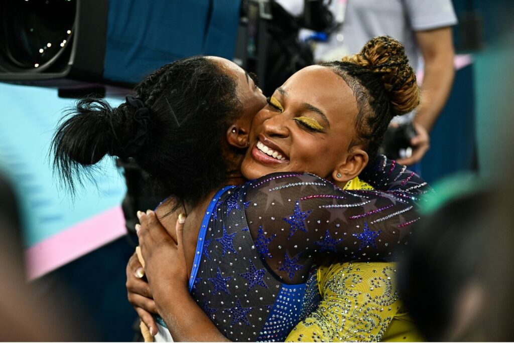 Ginastas Rebeca Andrade e Simone Biles (Foto: Loic Venance/AFP)