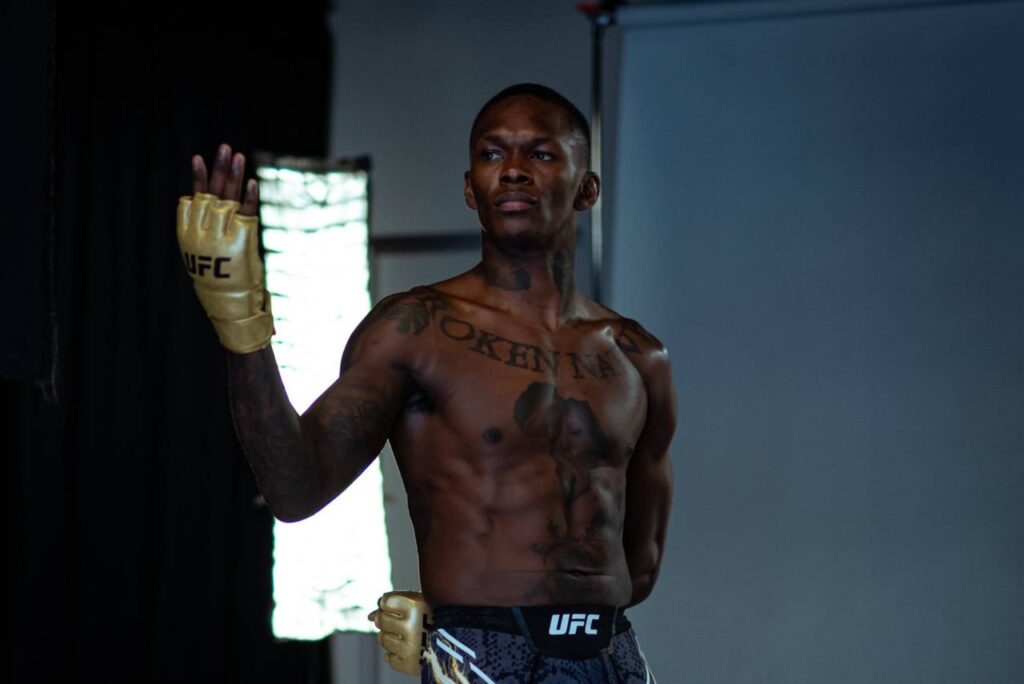 Adesanya quer recuperar seu cinturão no UFC 305. Foto: Reprodução/X