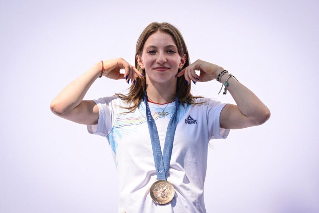 Ana Barbosu com a medalha de bronze