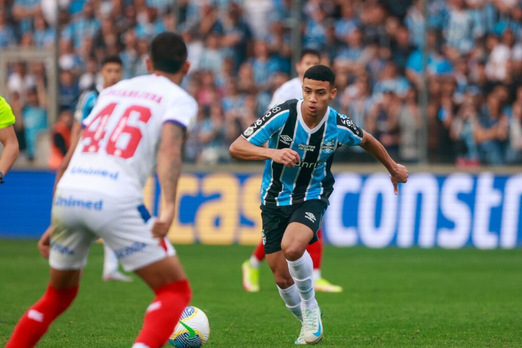 Gustavo Nunes em campo pelo Grêmio