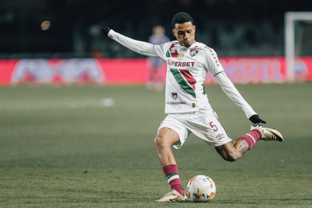 Alexsander em campo pelo Fluminense