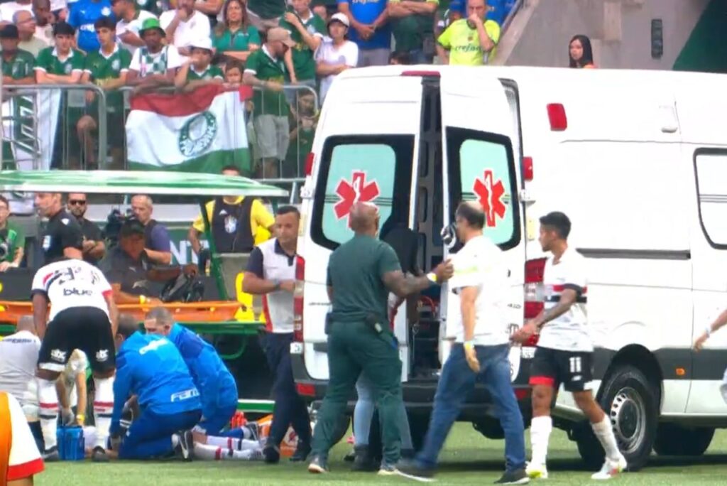 Ambulância retirou atleta do São Paulo