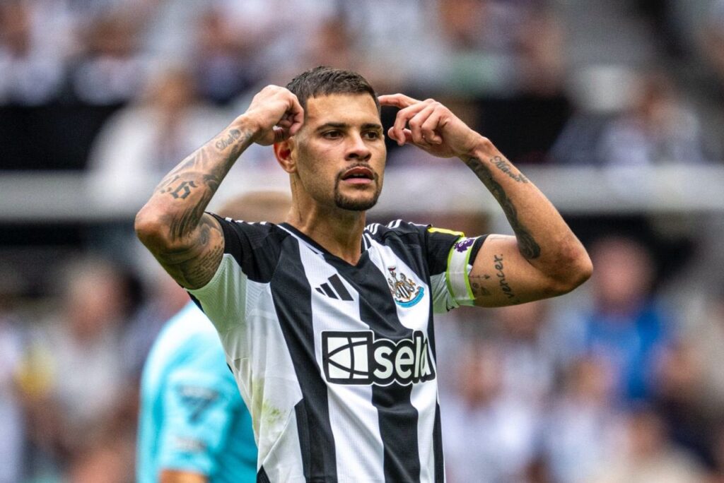 Bruno Guimarães em campo pelo Newcastle