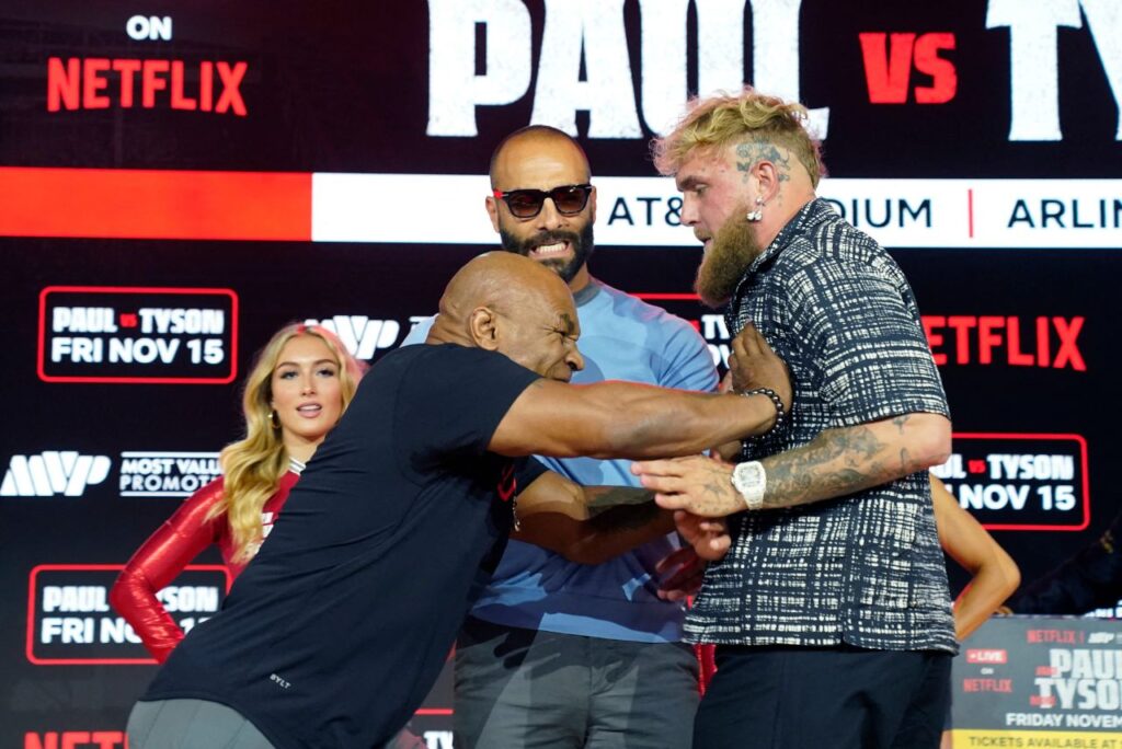 Mike Tyson e Jake Paul durante encarada (Foto: Timothy A. Clary/AFP)