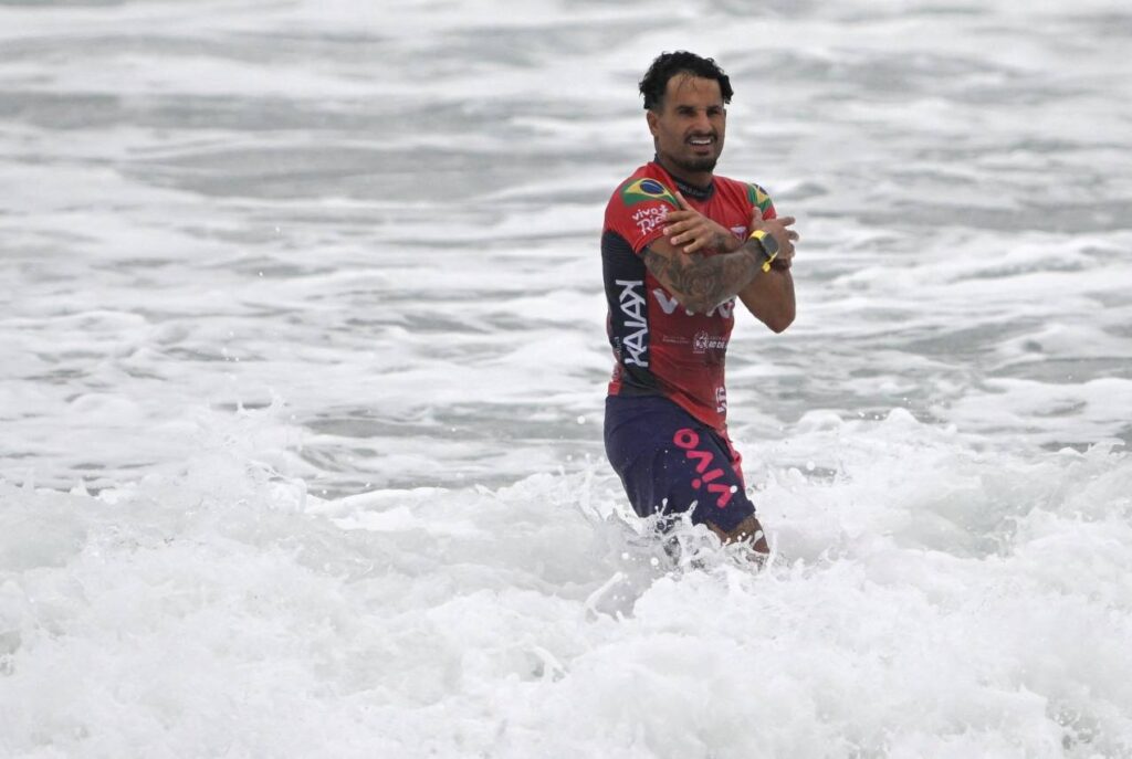 Italo Ferreira é o brasileiro mais perto da vaga na final da WSL. Foto: MAURO PIMENTEL/AFP