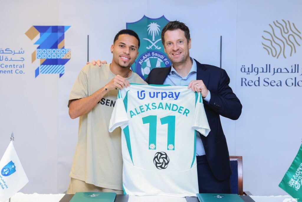 Alexsander com a camisa do Al-Ahli. Foto: Reprodução/Al-Ahli