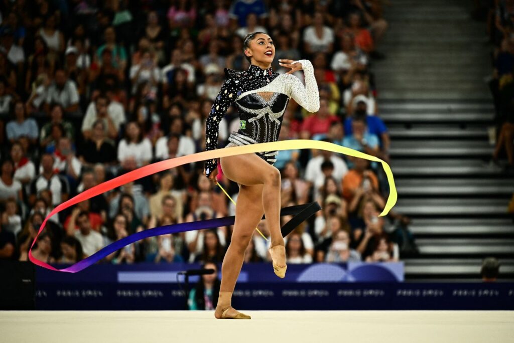 Bárbara Domingos é um dos grandes nomes brasileiros da ginástica rítmica (Foto: Loic Venance/AFP)