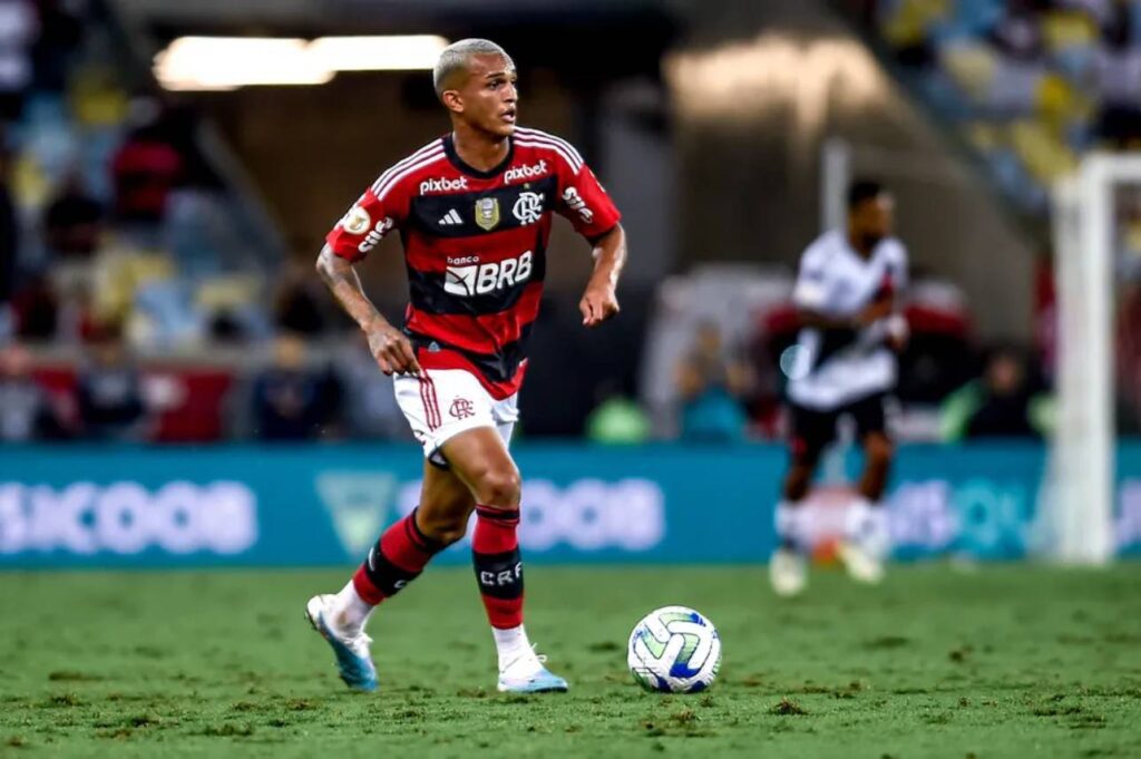 Bruno Spindel, diretor do Flamengo, disse que conta com o jogador no clube. Foto: : Marcelo Cortes e Paula Reis / CRF