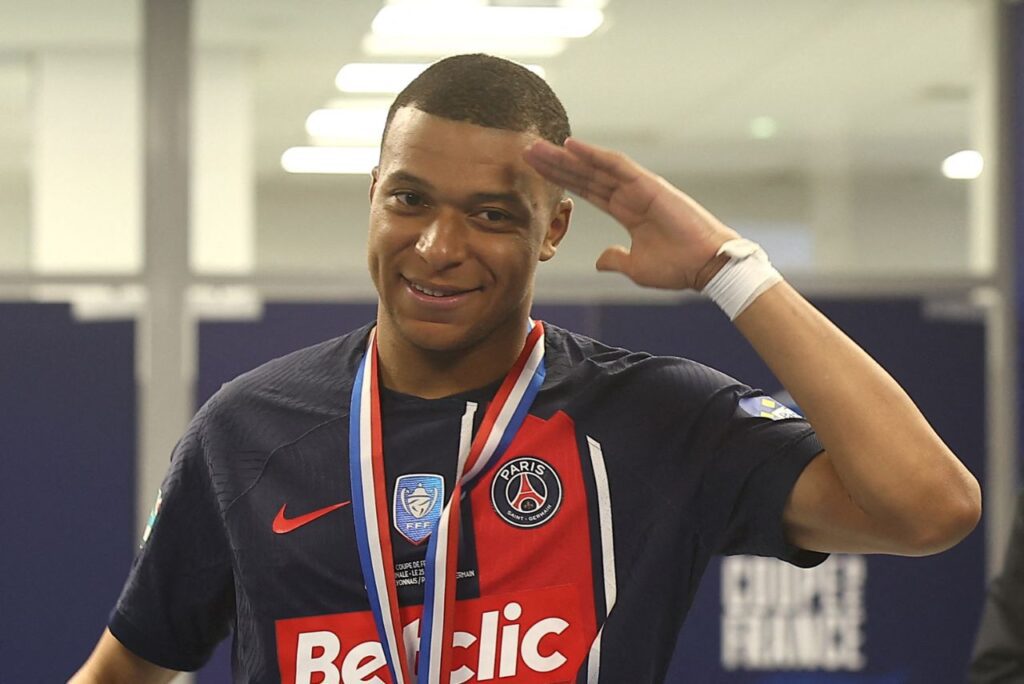 Mbappé cobra pendências financeiras ao PSG (Foto: Franck Fife/AFP)