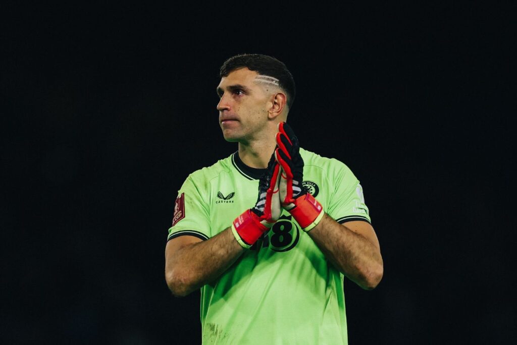 Dibu Martínez em campo pelo Aston Villa