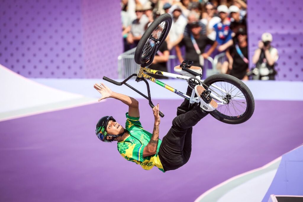 Gustavo Bala Loka na final do BMX Freestyle em Paris 2024 (Foto: Gaspar Nóbrega/COB)