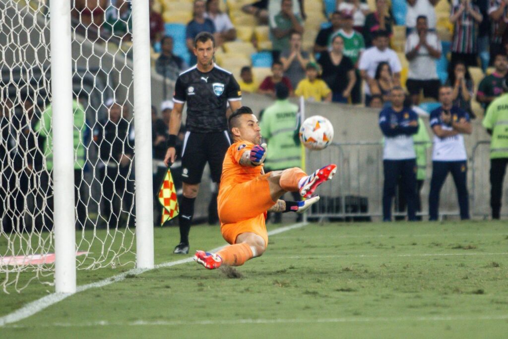 Goleiro Fábio defendeu dois pênaltis contra o Grêmio pela Libertadores (Foto: Marina Garcia/FFC)