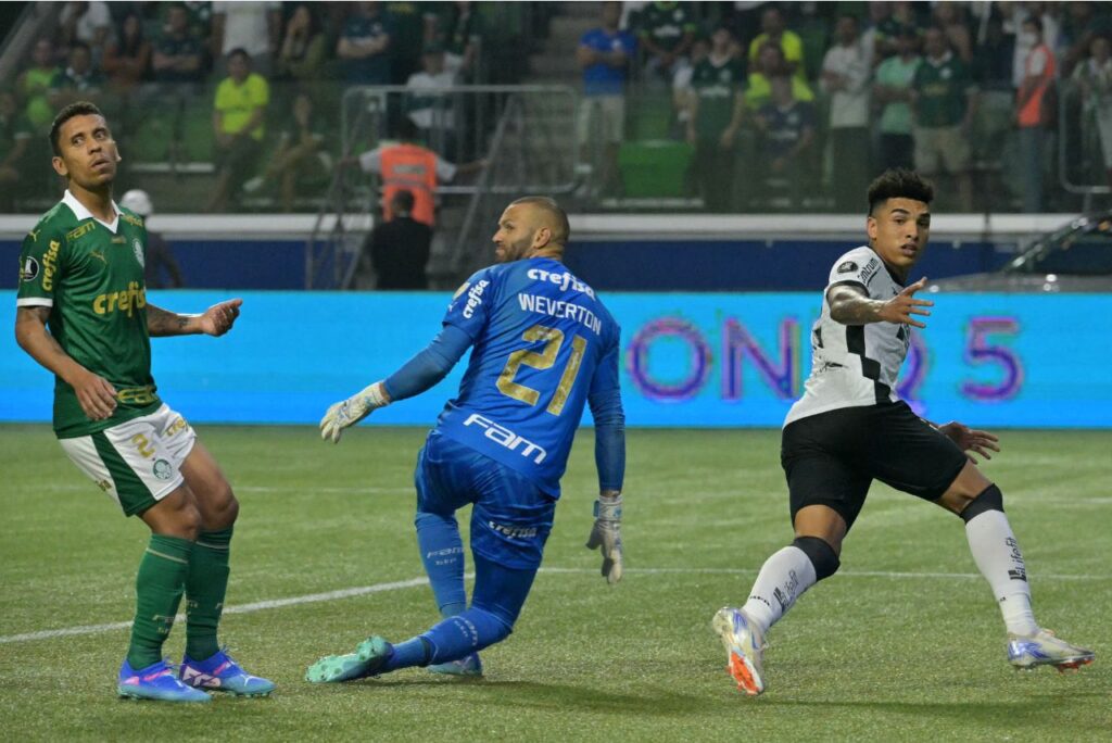 Momento do primeiro gol do Botafogo contra o Palmeiras