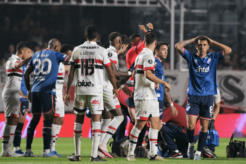 Lateral do Nacional-URU está na UTI após jogo contra o São Paulo