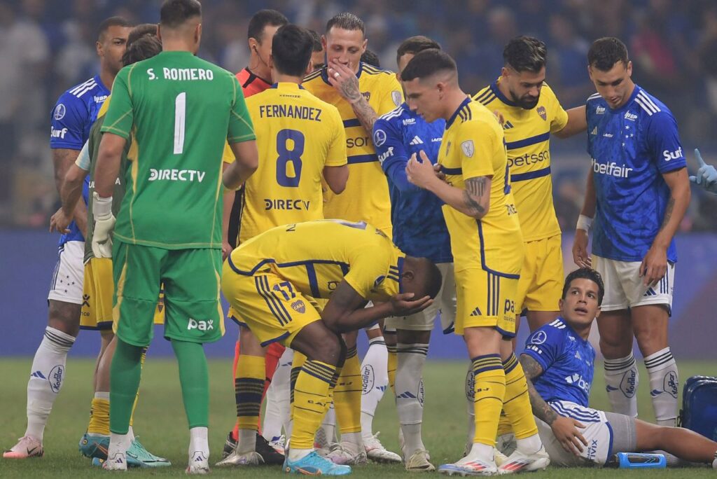 Cruzeiro ficou com um a mais durante quase toda a partida (Foto: Douglas Magno/AFP)