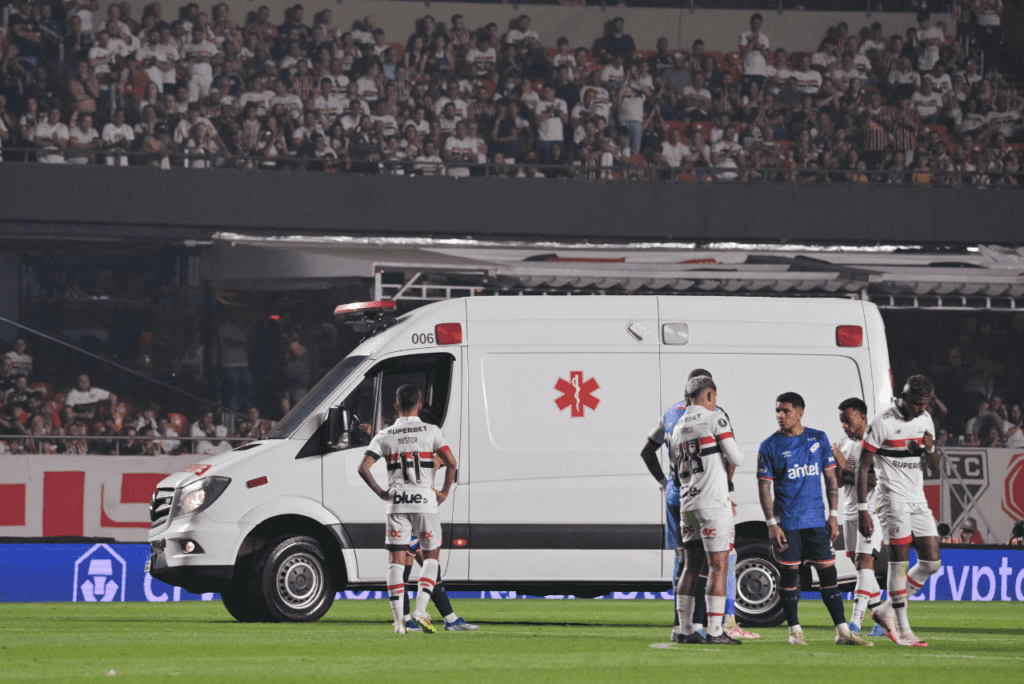 Izquierdo sofreu mal súbito em partida entre São Paulo e Nacional (Foto: Nelson Almeida/AFP)