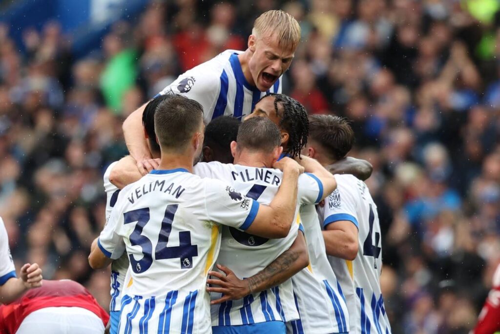 O Brighton, com a vitória sobre o Manchester United, chegou a liderança da competição. Foto: Reprodução/X