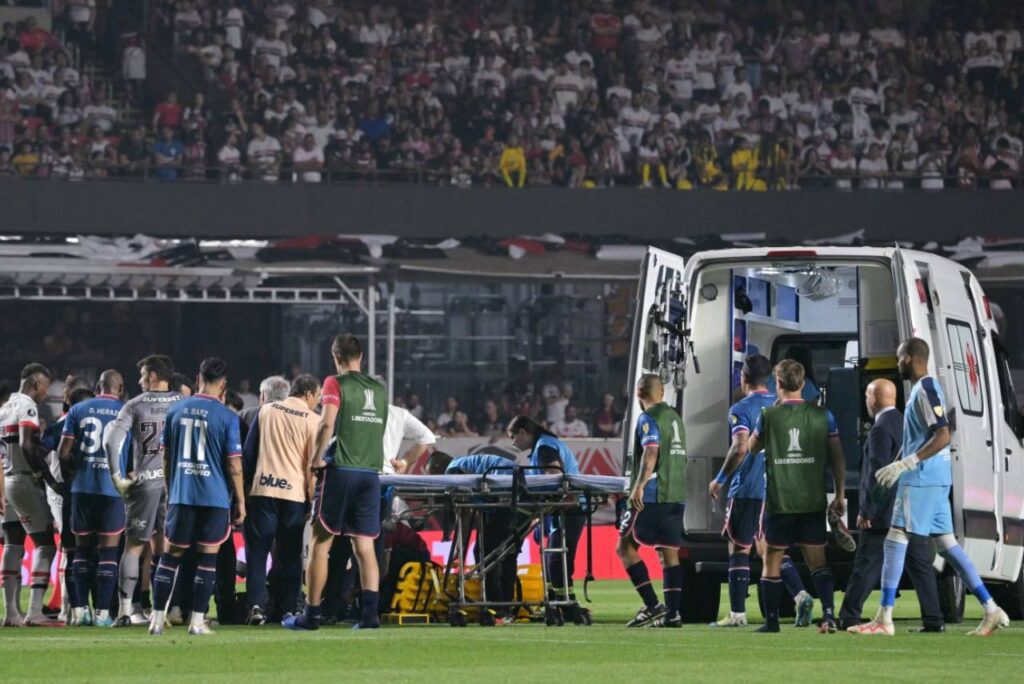 Juan Izquierdo caiu em campo desmaiado na última quinta-feira (22). Foto: NELSON ALMEIDA/AFP