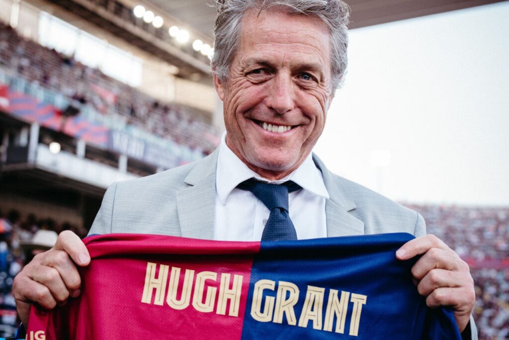 Ator britânico Hugh Grant no Estádio Lluís Companys (Foto: Reprodução)