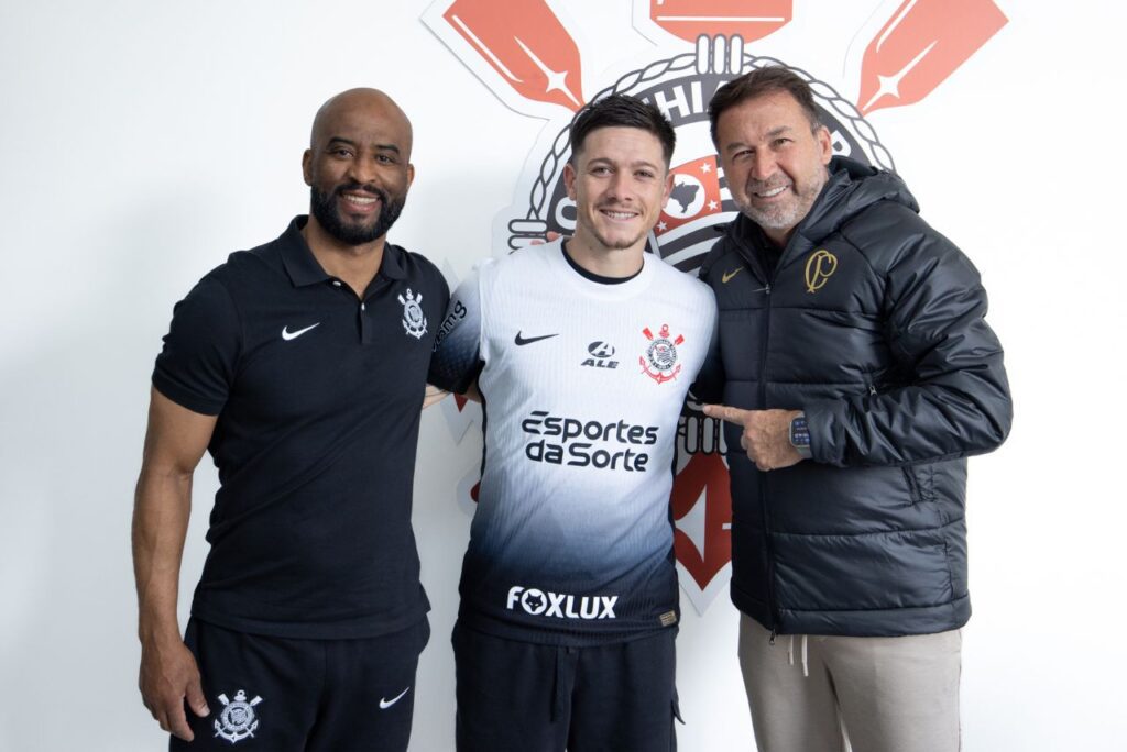 Rodrigo Garro renovou contrato com o Corinthians (Foto: Rodrigo Coca/SCCP)