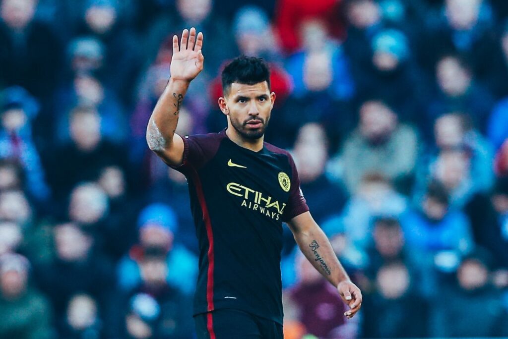 Aguero em campo pelo City