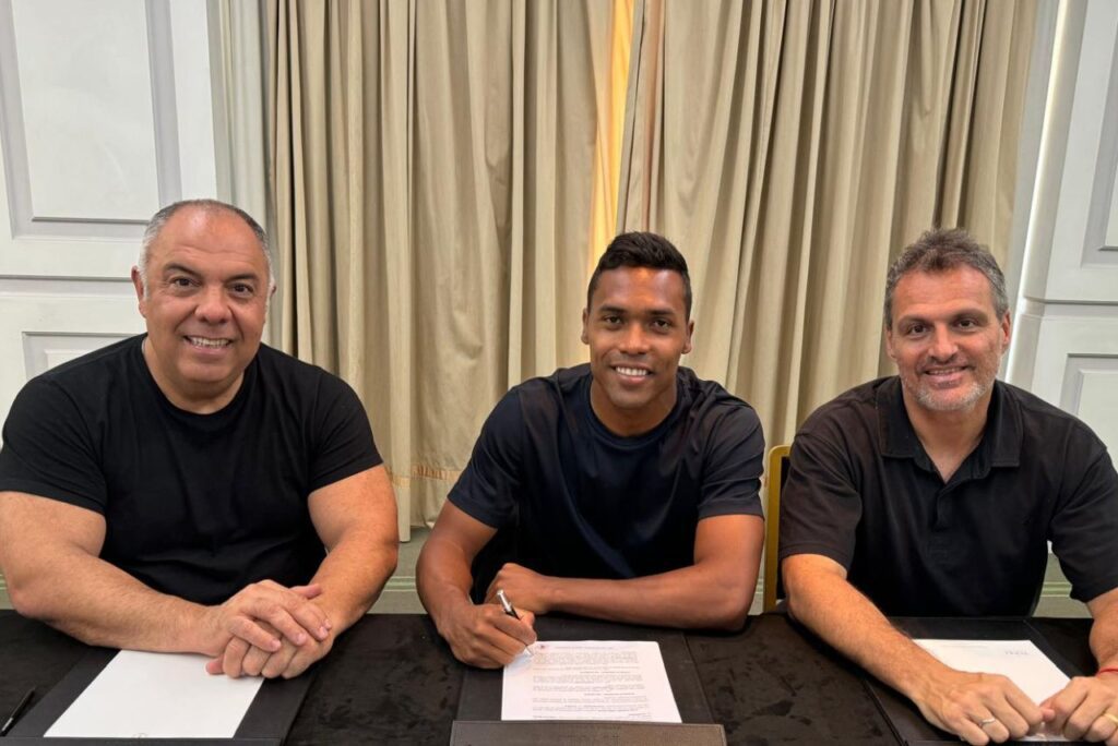 Alex Sandro assinou contrato com o Flamengo