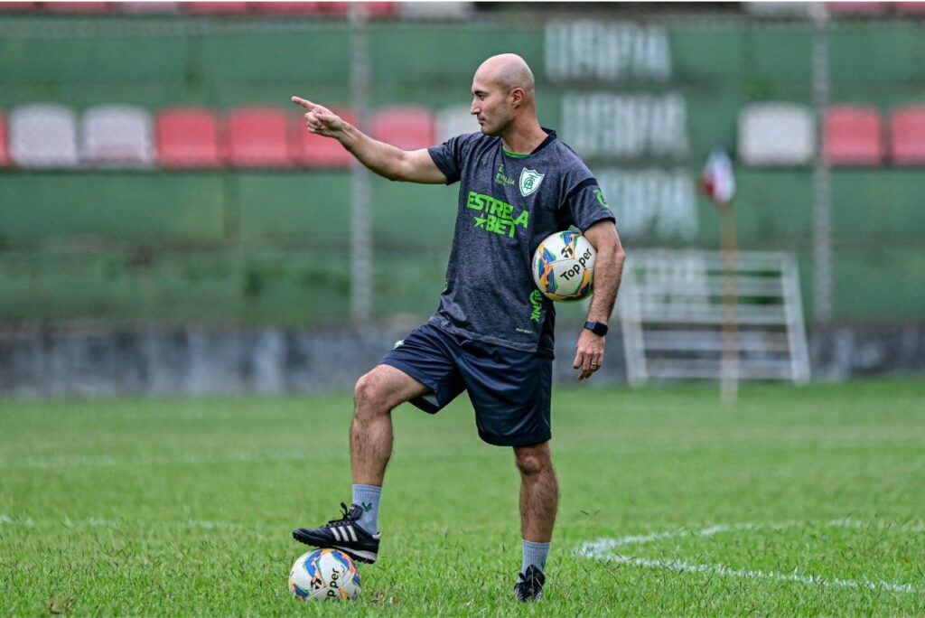 Cauan de Almeida em treino do América-MG