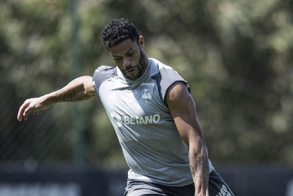 Atacante Hulk em treino do Galo