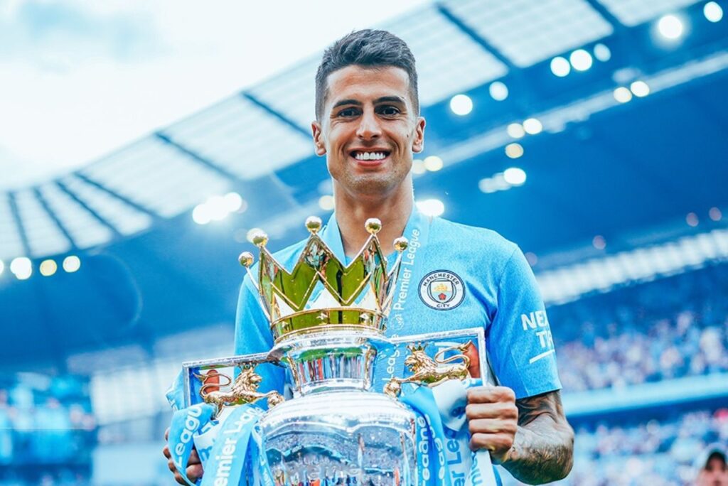 João Cancelo após vencer a Premier League pelo City