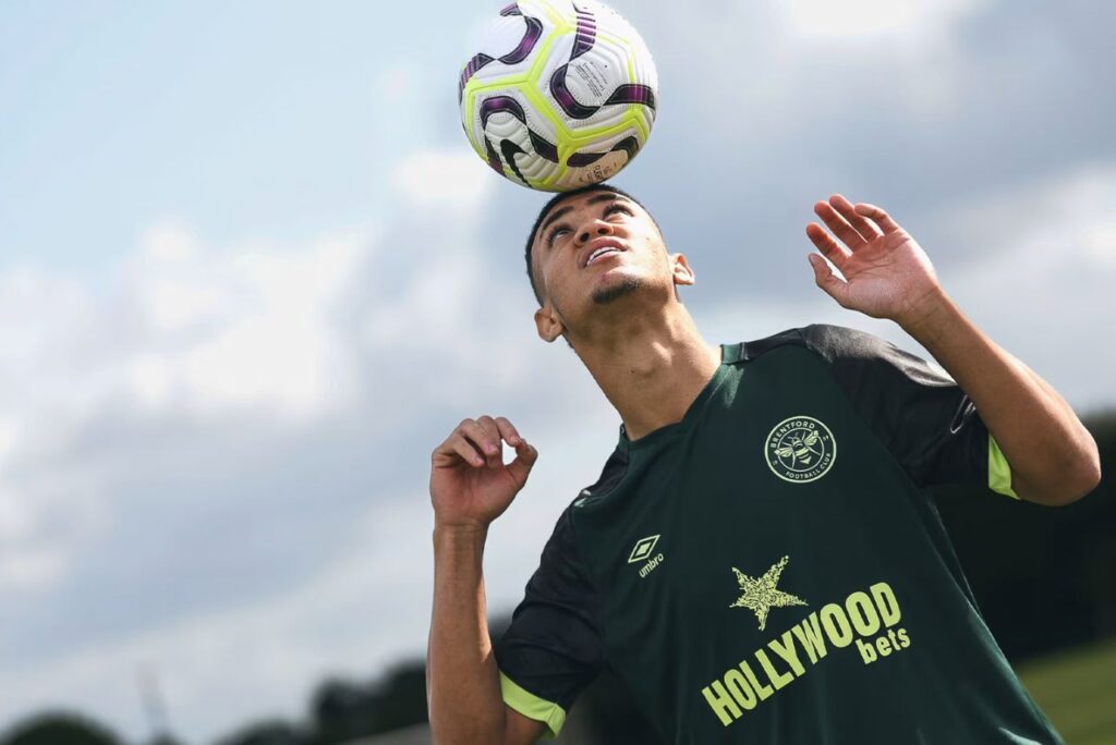 Gustavo Nunes com a camisa do Brentford