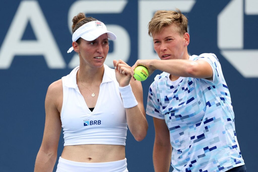 Luisa Stefani e Demi Schuurs em estreia nas duplas do US Open (Foto: Jamie Squirre/Getty Images via AFP)