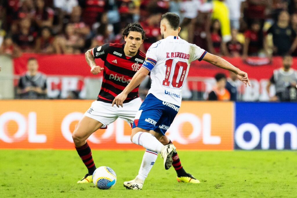 Duelo entre Flamengo e Bahia no Brasileirão