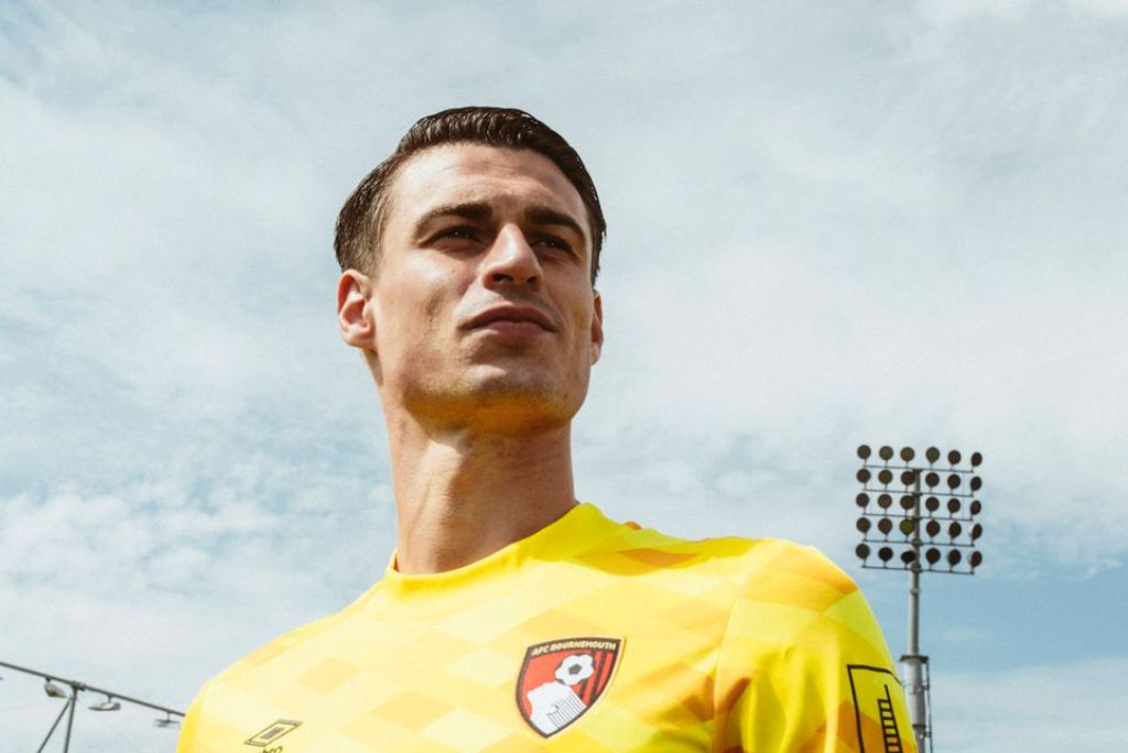 Kepa com a camisa do Bournemouth