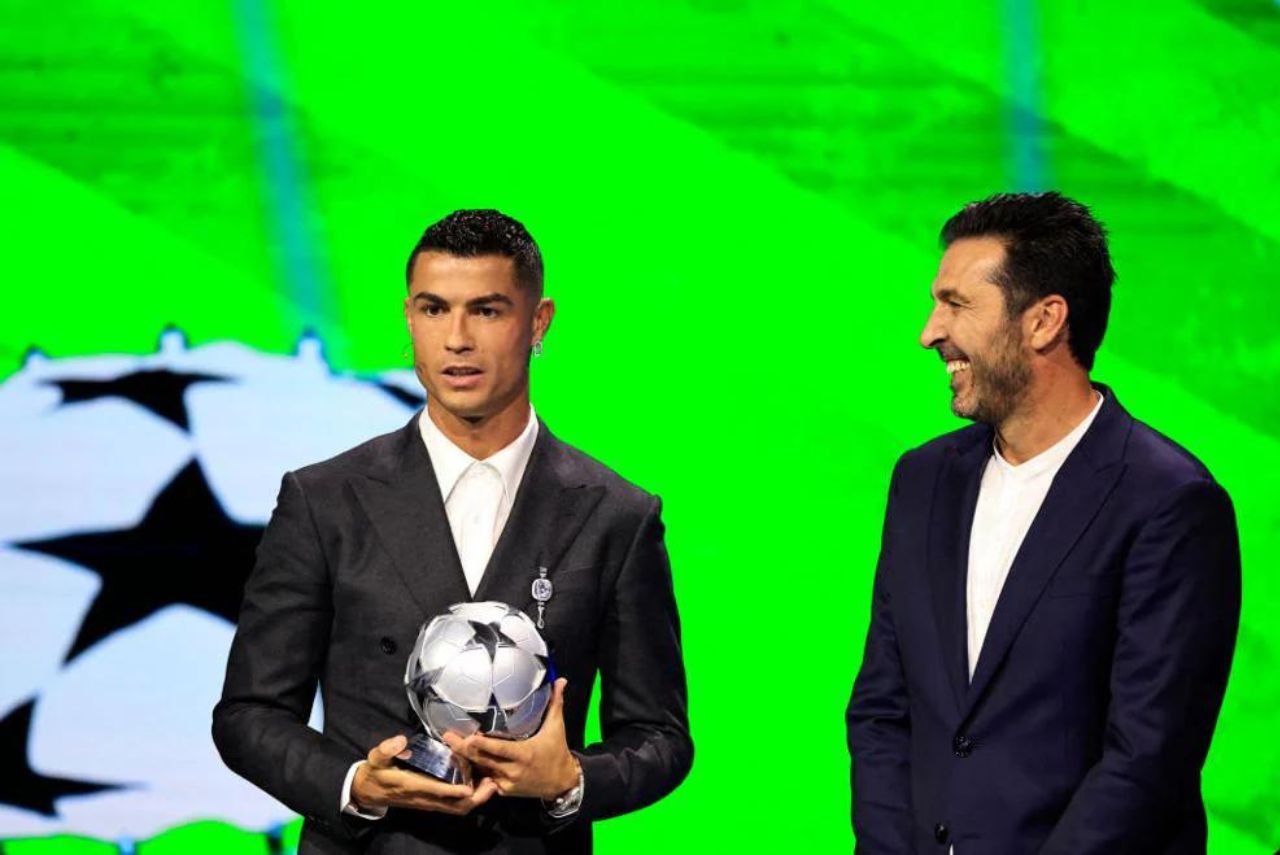 Crisitano Ronaldo e Buffon foram homenageados no sorteio da Champions (Foto: Reprodução)