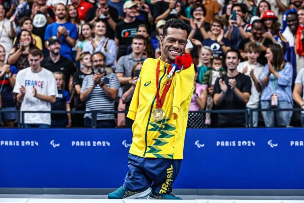 Gabrielzinho garantiu o ouro para a natação brasileira em Paris (Foto: Alexandre Schneider/CPB)