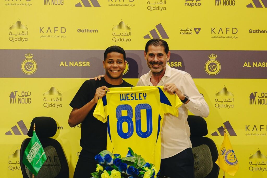 Wesley ao lado do ex-zagueiro Fernando Hierro, diretor do Al-Nassr