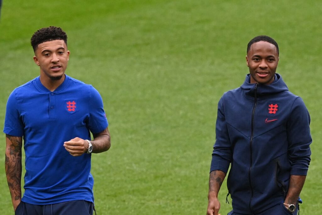 Sancho e Sterling em treino da Inglaterra