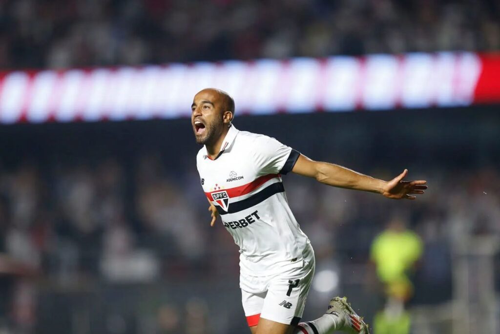 Lucas Moura em campo pelo São Paulo pelo Brasileirão