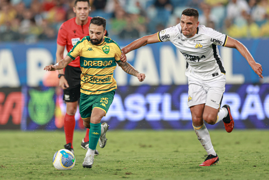 Clayson marcou o primeiro gol da vitória do Cuiabá