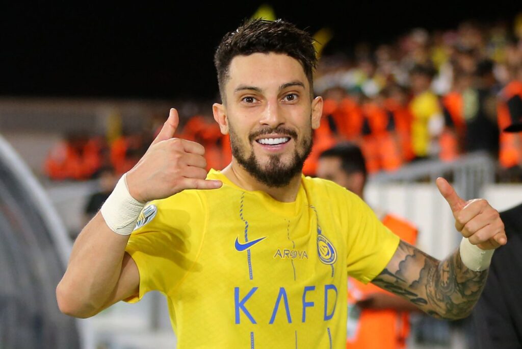 Alex Telles em campo pelo Al-Nassr