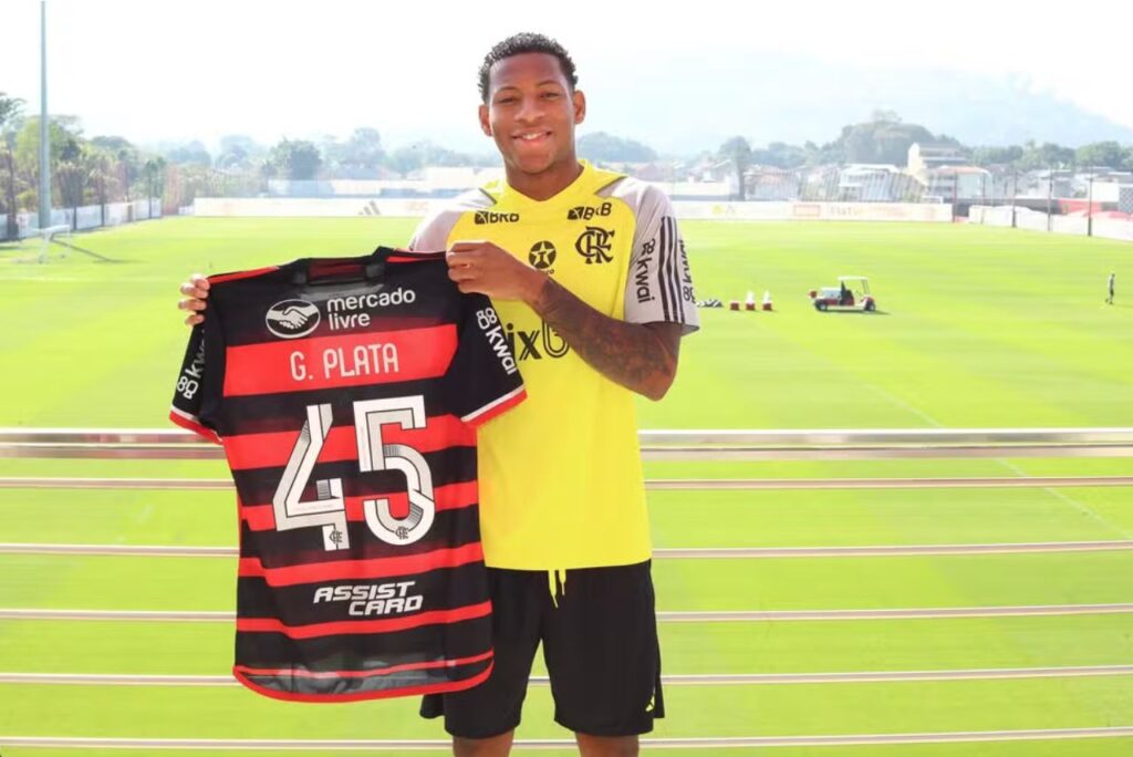 Gonzalo Plata com a camisa do Flamengo