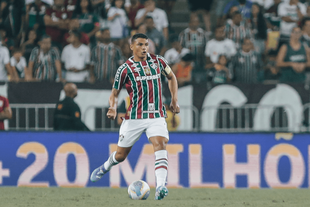 Thiago Silva lidera retomada do Flu na Série A