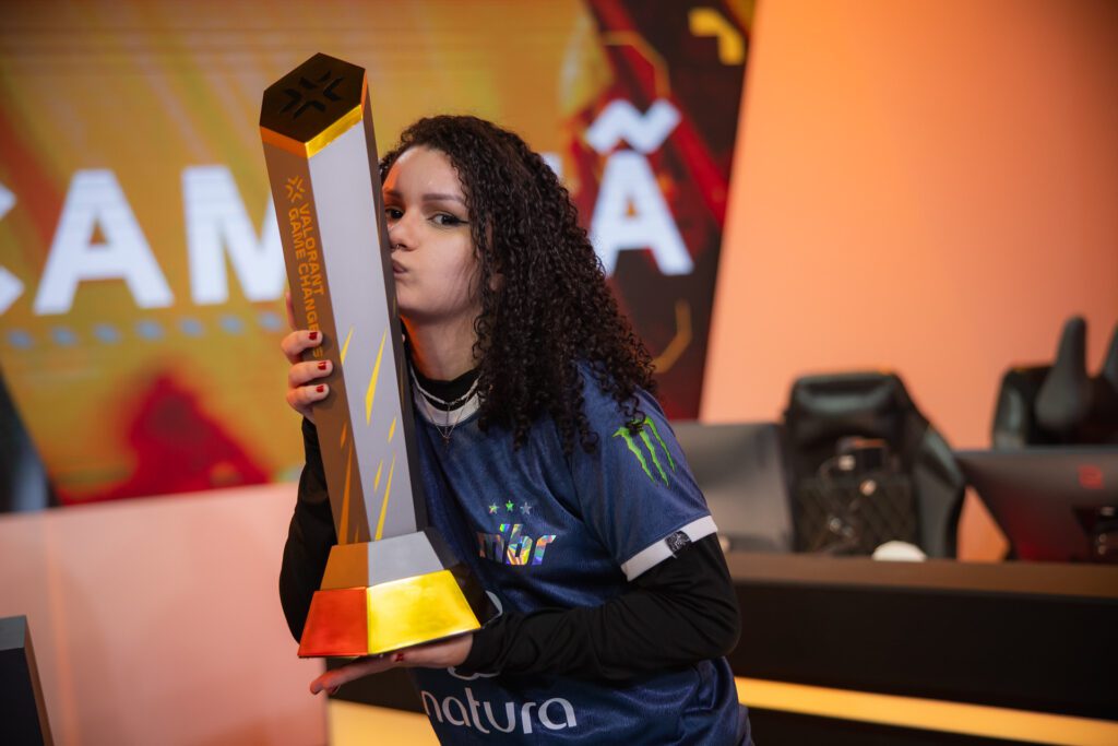 Jubs, do MIBR GC, com o troféu do Game Changers Brasil