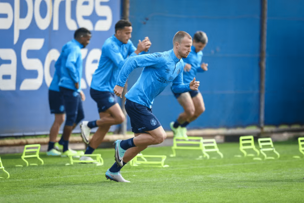 Rodrigo Ely treina em campo com o Grêmio