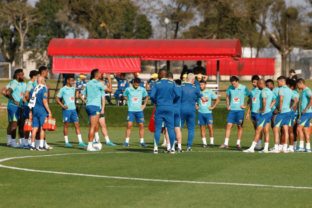 Elenco da Seleção Brasileira treina no CT do Caju